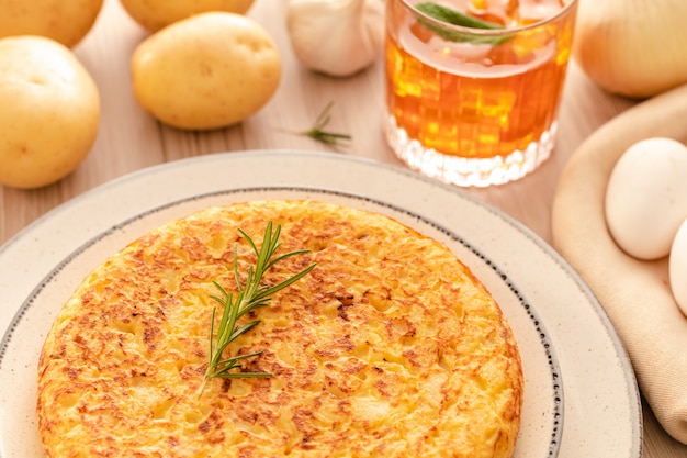 Frittata spagnola con patate e cipolla, cucina tipica spagnola.