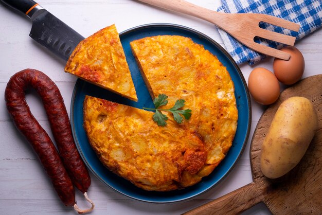 Foto frittata di patate spagnola con chorizo. ricetta tradizionale della tapa con uova, patate e cipolla.