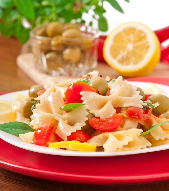 Spanish salad with pasta bows, tomatoes and chicken