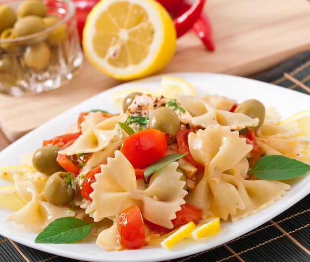 Spanish salad with pasta bows, tomatoes and chicken