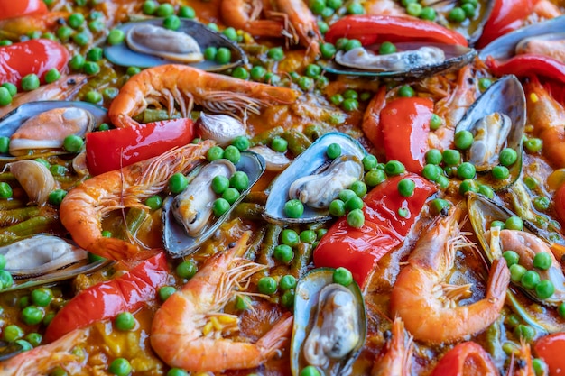 Испанская паэлья из морепродуктов на сковороде с мидиями, креветками и овощами паэлья из морепродуктов фон крупным планом традиционное испанское блюдо из риса