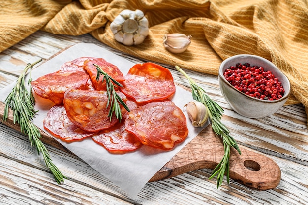 Foto salsiccia di chorizo affettata spagnola