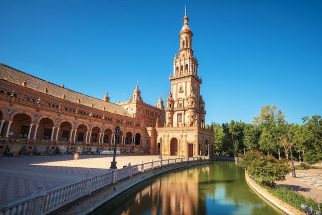 スペインの美しい夏の日のセビリアのスペイン広場スペイン広場。