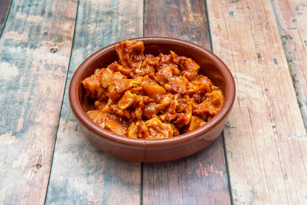 土鍋でマリネした豚耳のスペイン風タパス