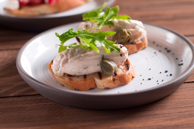 Foto mousse e verdure di tonno alla crema spagnola di tapas