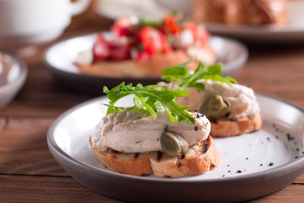 Foto mousse e verdure di tonno alla crema spagnola di tapas