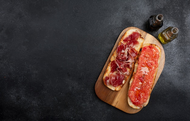 Photo spanish tomato and ham toast, traditional breakfast or lunch