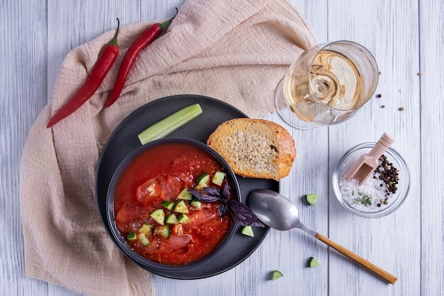 스페인 전통 차가운 토마토와 오이 가스파초 수프