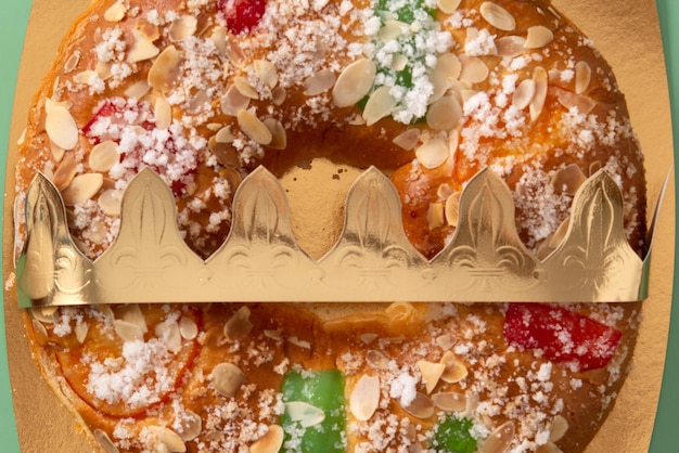 녹색 배경에 스페인의 전형적인 주현절 케이크 "Roscon de Reyes"