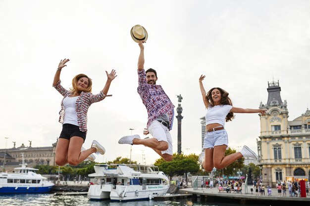 Spanje, Barcelona, drie vrienden springend in het stadscentrum vlakbij de zee