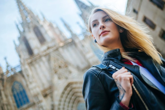 Foto spanje, barcelona, verticaal, van, jonge vrouw, met, kathedraal, op, de, achtergrond