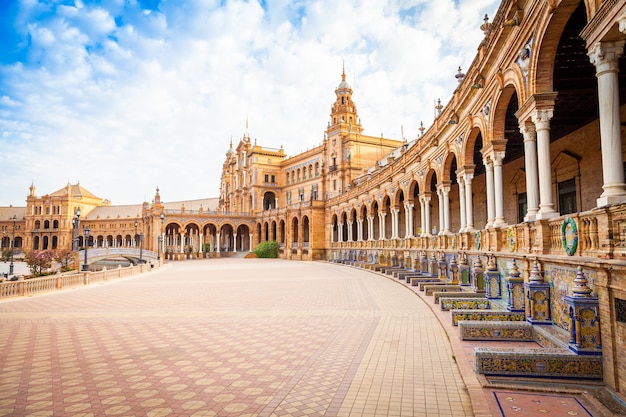 Spanje, sevilla. spain square, een monumentaal voorbeeld van de renaissance revival-stijl in de spaanse architectuur