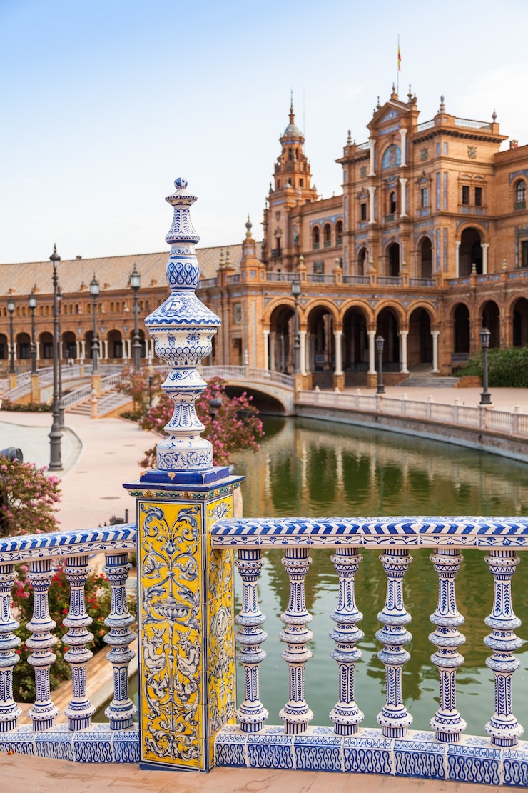 Foto spanje, sevilla. spain square, een monumentaal voorbeeld van de renaissance revival-stijl in de spaanse architectuur