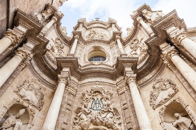 Foto spanje, valence. detail van de kathedraal - basiliek van de hemelvaart van onze-lieve-vrouw van valencia