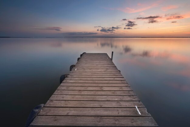 Spanje, Valencia, La Albufera, lege steiger bij zonsondergang