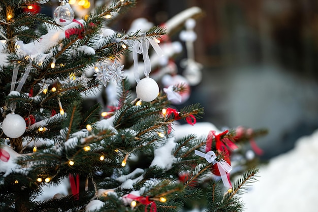 Spar bedekt met sneeuw Kerstbal op vuren tak buiten close-up