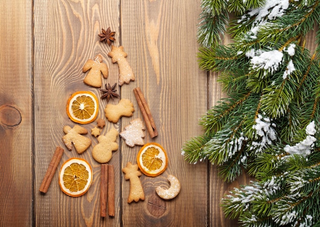 Spar kerstboom gemaakt van specerijen en peperkoekkoekjes