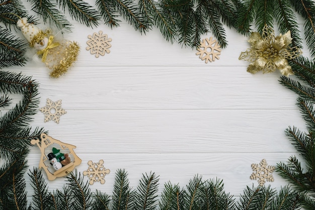 Spar kerstboom met decoratie en glitters op houten achtergrond. Kerst achtergrond op het witte houten bureau