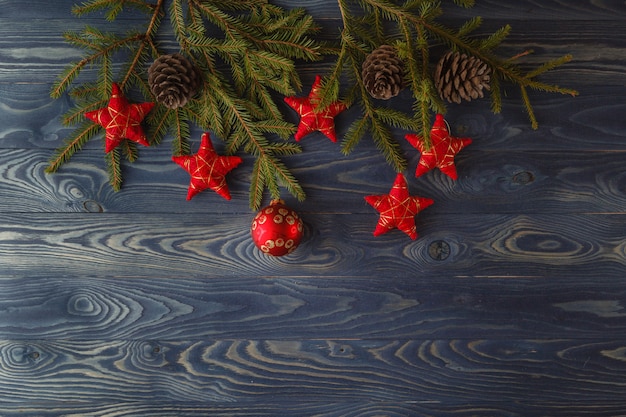 Spar kerstboom met kerstballen op rustieke houten bord met kopie ruimte