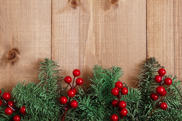 Spar kerstboom op houten achtergrond