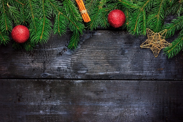 Spar takken met kaneelstokjes en kerstballen op een zwarte boom uitzicht van bovenaf Decoratief frame