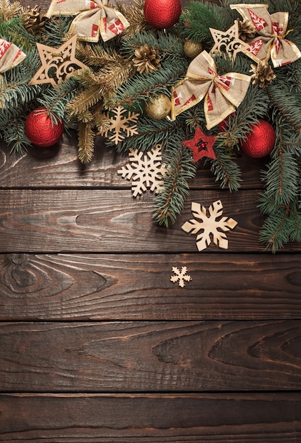 Spar takken met kerst decor op oude donkere houten achtergrond