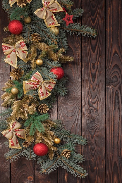 Spar takken met kerst decor op oude donkere houten achtergrond