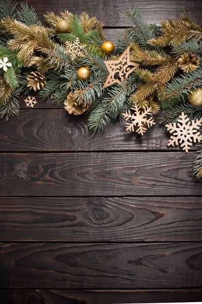 Spar takken met kerst decor op oude donkere houten achtergrond