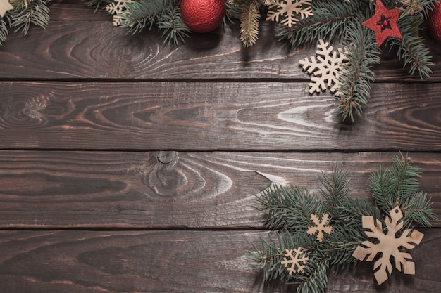 Spar takken met kerst decor op oude donkere houten tafel