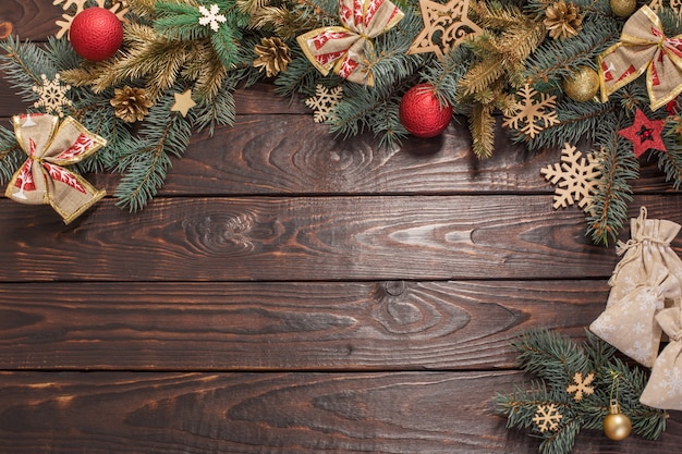 Spar takken met kerst decor op oude donkere houten