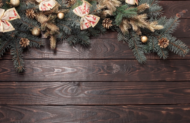 Spar takken met kerst decor op oude donkere houten