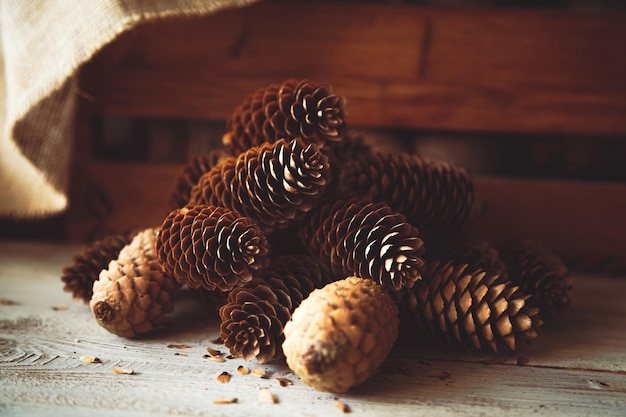 Sparappels op een houten ondergrond