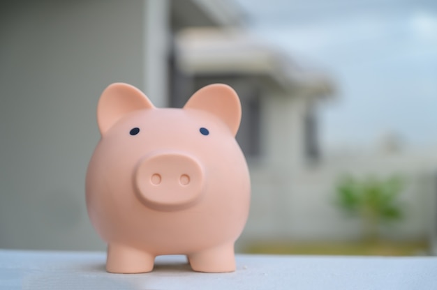 Sparen voor een huis, lening of sparen voor het kopen van een nieuw huis en vastgoedconcept