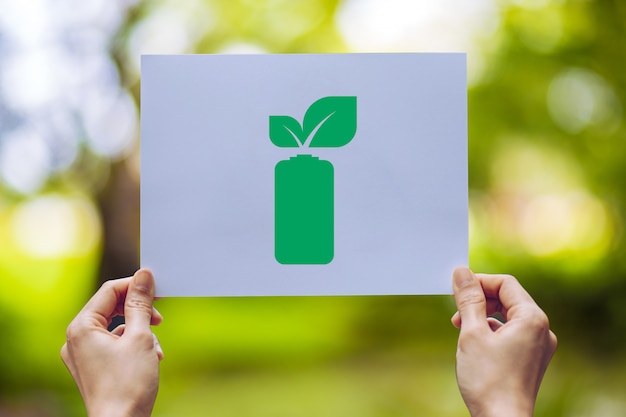 Sparen wereldecologie milieubehoud met handen die bladeren batterijbesparing energie tonen