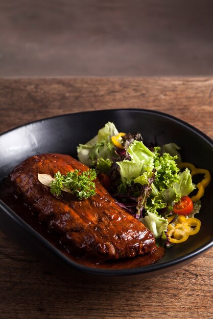 Spareribs BBQ met biologische salades