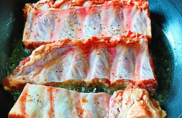 spareribs met groenten en kruiden, tomaten, uien, rode en groene paprika, gember, dille