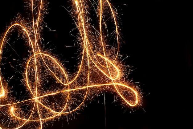 Sparkle vuurwerk schrijven tekensymbool op zwarte achtergrond