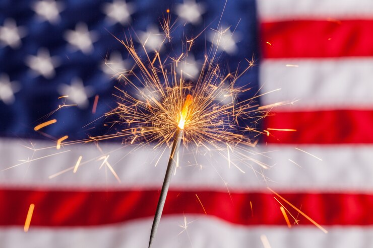 Foto sparkler en usa vlag weergegeven: 4 juli