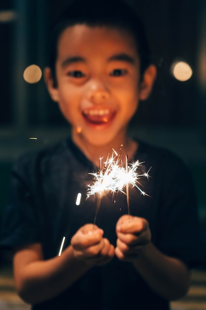 パーティーで男の子を手に灯す