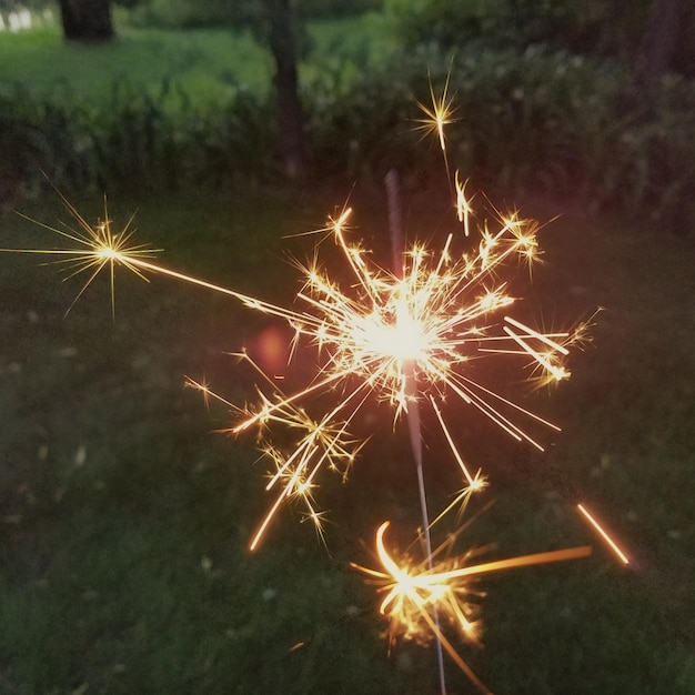 Photo sparkler at night