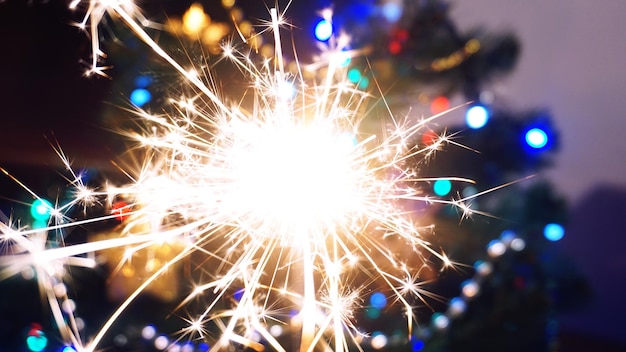 Sparkler onscherpe achtergrond Kerstverlichting Nieuwjaar concept feestelijk helder behang