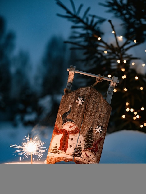 Photo sparkler in the snow in the evening