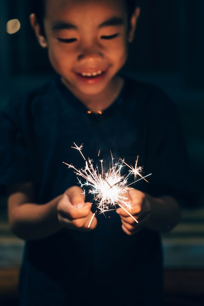 クリスマスの時間に男の子と輝く