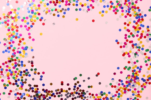 Sparkles confetti en frame voor het invoegen van tekst op een gekleurde achtergrond bovenaanzicht