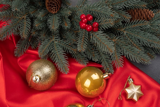 반짝이는 크리스마스 장식 장난감은 빨간색 배경에 둥근 프레임을 만듭니다. 플랫 레이 스타일 Festive co