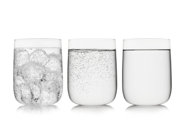 Photo sparkling mineral water and still water in large glasses with ice cubes on white background