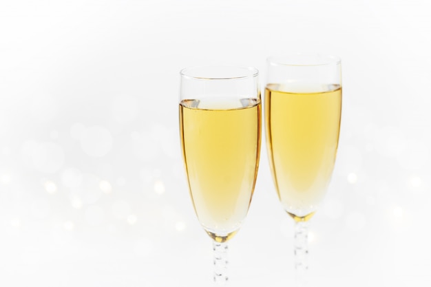 Сверкающий новогодний фон с шампанским и звездами. Рождество и концепция счастливого нового года.