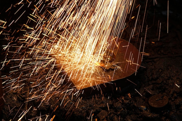 Фото Искры, выходящие из металла в качестве фона