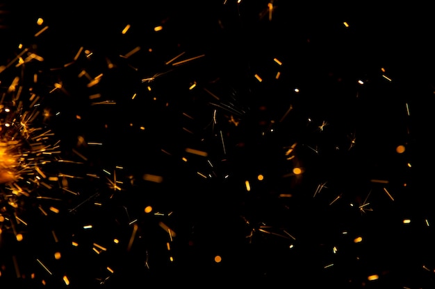 Scintille di fuochi d'artificio davanti a sfondo nero