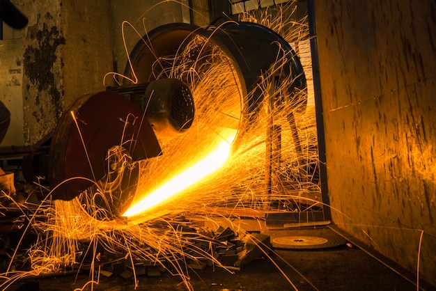 Scintille durante la macinazione del ferro